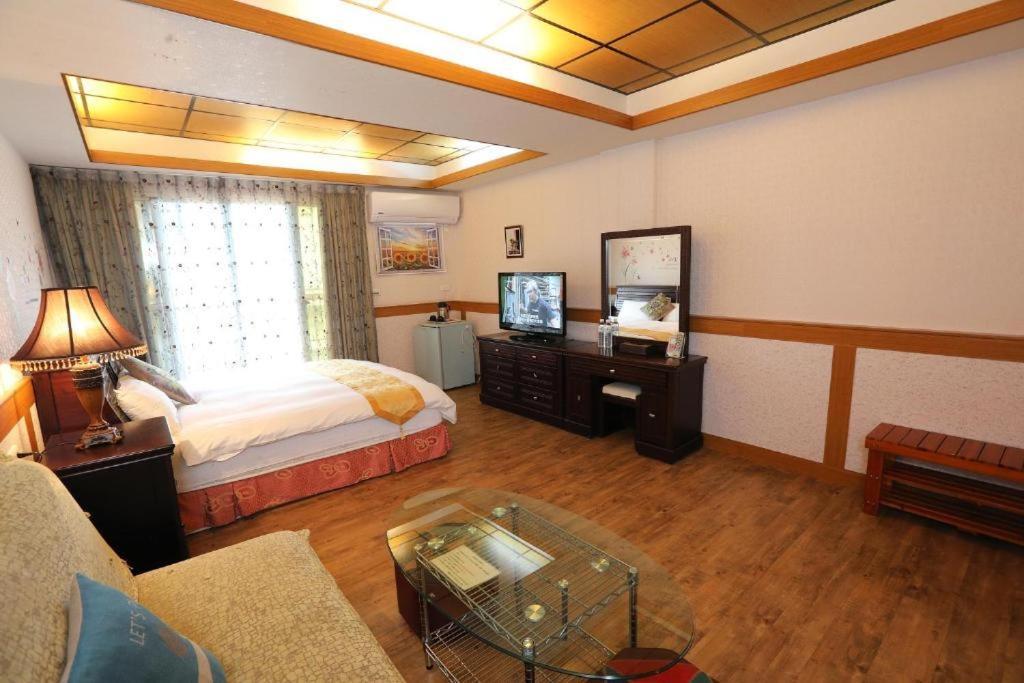 First Place B&B Hualien stad Exteriör bild